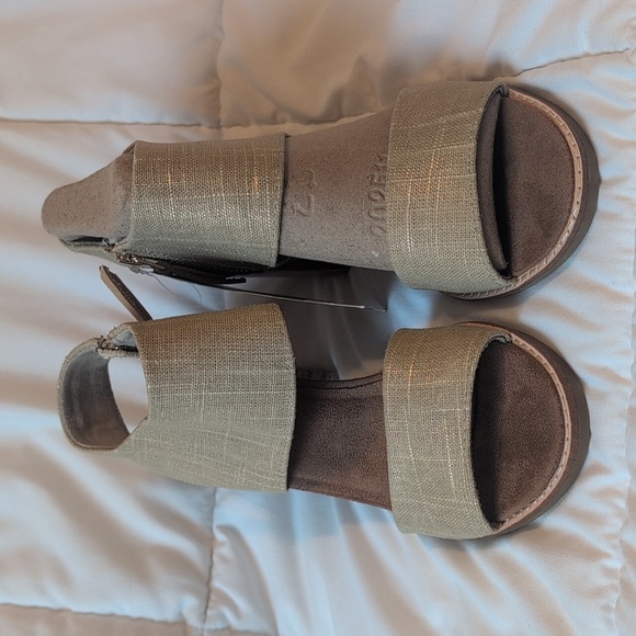 Tom's Size 7 Metallic Foil Champagne Majorca Cut Out Heels, NEW - Picture 2 of 11